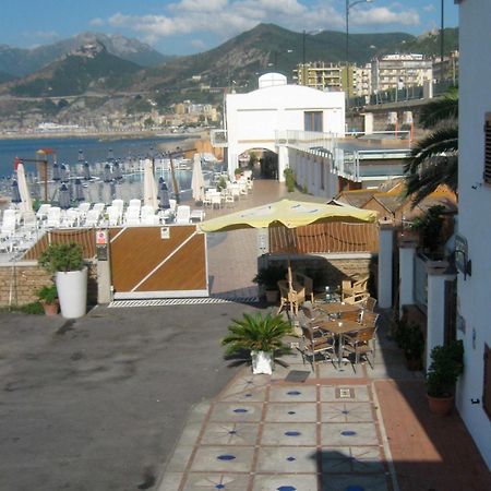 Beach Hotel 14Leoni B&B Salerno Exterior photo